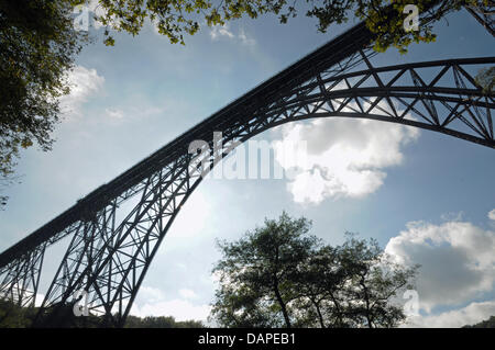 Un fichier photo prise le 29 septembre 2010 montre l'arc de la Pont De Müngsten laquelle les ponts de la vallée entre Remscheid et Solingen, Allemagne, 29 septembre 2010. Le pont est censée être inscrite sur la Liste du patrimoine culturel selon les souhaits de la compagnie allemande Deutsche Bahn. Photo : Horst Ossinger Banque D'Images