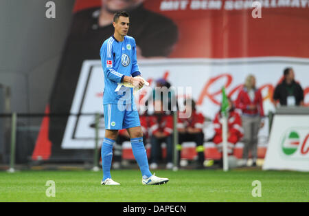 Le gardien de Wolfsburg Diego Benaglio quitte le terrain pendant un match de Bundesliga entre Vfl Wolfsburg et le FC Bayern de Munich à l'Arène de Volkswagen à Wolfsburg, Allemagne, 13 août 2011. Wolfsburg a perdu par 0-1. Photo : Julian Stratenschulte Banque D'Images