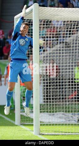 Le gardien de Wolfsburg Diego Benaglio quitte le terrain pendant un match de Bundesliga entre Vfl Wolfsburg et le FC Bayern de Munich à l'Arène de Volkswagen à Wolfsburg, Allemagne, 13 août 2011. Wolfsburg a perdu par 0-1. Photo : Julian Stratenschulte Banque D'Images