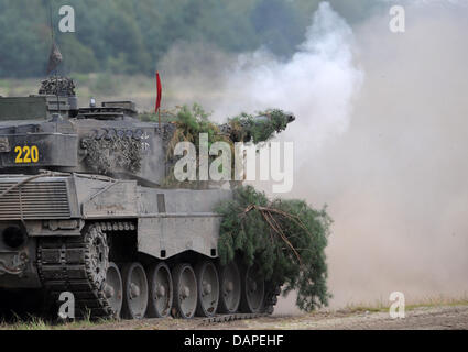 (Dossier) une archive photo datée du 08 août 2011 montre un char Leopard à partir de la 93e Brigade blindée la démonstration des Forces armées allemandes au cours d'un tir tirer sur la formation la zone d'entraînement militaire en Bavière, Allemagne. Weisskeissel Dans quelques semaines, il est certain que les Forces armées allemandes endroits sera fermé. La Saxe est convaincu que Syd restera ouvert. Photo Banque D'Images