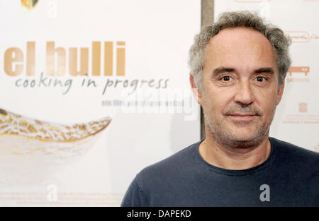 L'Espagnol trois étoiles chef Ferran Adria arrive à la première du film 'El Bulli - Cooking In Progress' à l'Hackesche Höfe à Berlin, Allemagne, 15 août 2011. Le documentaire traite de la vie de travail des cuisiniers et des chefs qui ont travaillé dans le restaurant du même titre, qui était connu pour sa gastronomie moléculaire et fermée le 30 juillet de cette année. Le film va commencer je Banque D'Images