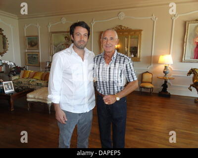 Document - un document photo daté de juillet 2011 montre-nous l'acteur Ben Affleck (L) et Frederic Prince d'Anhalt au chambre cheminée de la villa du Prince de Bel Air, Los Angeles, USA. Le 68-year-old son Prince vous permet d'Hollywood chambre à Ben Affleck (39) pendant au moins 10 jours, qui va tirer sur son nouveau film "Argo". Selon le Prince d'Anhalt, qui prennent part à ce film, l'hous Banque D'Images