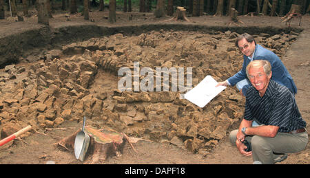 Klaus Kortuem, manager de l'équipe de l'office d'état de monument de l'entretien et le découvreur du site, Gerd Schollian, regardez l'excavation sur le terrain d'une ancienne villa romaine à Hechingen, Allemagne, 16 août 2011. Les archéologues sont là pour découvrir une chambre haute de 16 mètres de mur, ce qui prouve que même les Romains ont construit des maisons beaucoup plus grandes qu'on ne le pensait jusqu'à maintenant sur la lo Banque D'Images