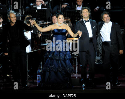 Le baryton-basse Erwin Schrott (L-R), chanteuse soprano Anna Netrebko, ténor Jonas Kaufmann et condcutor Marco Armiliato effectuer au 'Stars' ('Gipfeltreffen der Stars') au Waldbühne de Berlin, Allemagne, 16 août 2011. Avant le concert à Berlin ils ont exécuté à Munich et Vienne. Photo : Britta Pedersen Banque D'Images