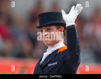 Die niederländische Dressurreiterin Adelinde Cornelissen winkt am Donnerstag (18.08.2011) à Rotterdam während des Teamwettbewerbs bei den der Europameisterschaften Dressurreiter. La Hollande matériau principal den dritten Platz. Foto : Uwe Anspach dpa Banque D'Images