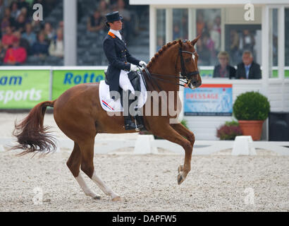 Die niederländische Dressurreiterin Adelinde Cornelissen reitet ihr Pferd Jerich Parzival am Donnerstag (18.08.2011) à Rotterdam während des Teamwettbewerbs bei den der Europameisterschaften Dressurreiter. La Hollande matériau principal den dritten Platz. Foto : Uwe Anspach dpa Banque D'Images