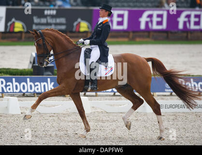 Die niederländische Dressurreiterin Adelinde Cornelissen reitet ihr Pferd Jerich Parzival am Donnerstag (18.08.2011) à Rotterdam während des Teamwettbewerbs bei den der Europameisterschaften Dressurreiter. La Hollande matériau principal den dritten Platz. Foto : Uwe Anspach dpa Banque D'Images