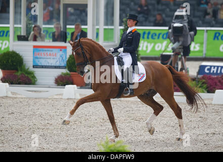 Die niederländische Dressurreiterin Adelinde Cornelissen reitet ihr Pferd Jerich Parzival am Donnerstag (18.08.2011) à Rotterdam während des Teamwettbewerbs bei den der Europameisterschaften Dressurreiter. La Hollande matériau principal den dritten Platz. Foto : Uwe Anspach dpa Banque D'Images