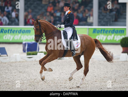 Die niederländische Dressurreiterin Adelinde Cornelissen reitet ihr Pferd Jerich Parzival am Donnerstag (18.08.2011) à Rotterdam während des Teamwettbewerbs bei den der Europameisterschaften Dressurreiter. La Hollande matériau principal den dritten Platz. Foto : Uwe Anspach dpa Banque D'Images