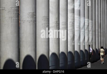 Les touristes passent devant les colonnes sur la rue des droits de l'homme à Nuremberg, Allemagne, 18 août 2011. Photo : Daniel Karmann Banque D'Images