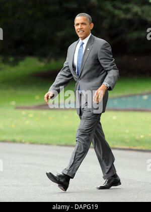 Le président des États-Unis Barack Obama marche du bureau ovale comme il se prépare à s'écarter de pelouse Sud de la Maison Blanche en route vers Martha's Vineyard pour dix jours de vacances le jeudi 18 août 2011 à Washington. Credit : Roger L. Wollenberg / Piscine via CNP Banque D'Images