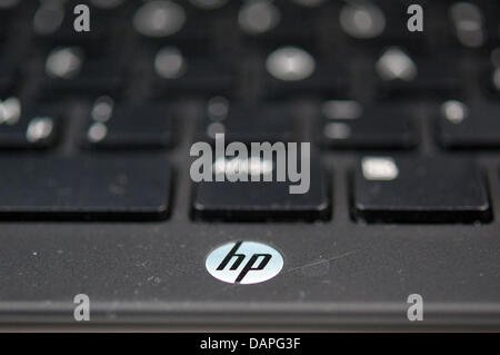 Le clavier d'un ordinateur Hewlett-Packard avec logo est photographié à une boutique à Berlin, Allemagne, 19 août 2011. Les plus importants au monde, fabricant de l'ordinateur veut apparemment à la fin c'est la production d'ordinateur et de se concentrer sur l'tkeover d'une société de logiciels britannique. Le smartphone et tablette ordinateur HP de direction sera également fermée. Photo : Joerg Carstensen Banque D'Images