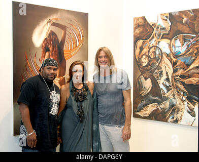 Le photographe Australien James Russell (r) pose avec Fashion designer Donna Karan et de l'artiste Nathan Mundraby (l) à la galerie CameraWork à Berlin, Allemagne, 18 août 2011.Le New York créateur est invité à Berlin et va à l'ouverture de la 'Nomad Deux Mondes' exposition sur le 19 août. Le photographe Australien James Russell a collaboré avec un aborigènes Banque D'Images