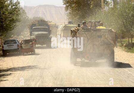 Des soldats de la Bundeswehr dans des réservoirs de patrouille au cours d'une mission d'approvisionnement à la hauteur 432 dans la zone à proximité Charrah Darreh et parlez au civils dans Kundus, Afghanistan, le 19 août 2011. À plusieurs reprises, des soldats allemands se dans des conflits dans le Nord de l'Afghanistan. Photo : Maurizio Gambarini Banque D'Images