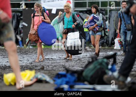 Les clients quittent la zone du festival à Hasselt, Belgique, le 19 août 2011. Le soir du 18 août 2011, au moins cinq personnes ont été tuées lorsqu'une forte tempête fait rage au-dessus de l'épuisé Pukkelpop Festival. 140 personnes ont été blessées, dont 8 grièvement. Le festival a été annulé. Photo : Marius Becker Banque D'Images