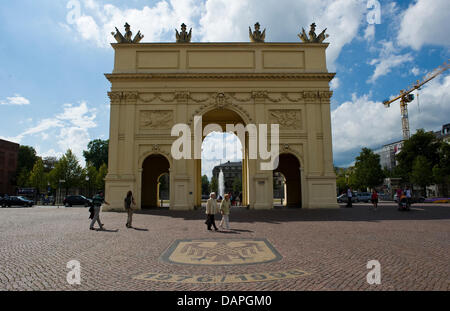 Les visiteurs se promener par une belle journée ensoleillée le long de la principale enceinte commerciale en face de la porte de Brandebourg de Potsdam, Allemagne, 19 août 2011. Le mariage du prince Georg Friedrich de Prusse, l'arrière-arrière-petit-fils de l'ex-empereur allemand Guillaume II, et sa fiancée la Princesse Sophie d'Isenburg le samedi 27 août 2011, aura lieu dans les jardins du palais de San Schloss Banque D'Images