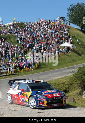 La Citroën de Sébastien Loeb (France) et Daniel Elena (France) passe par le blindage de la formation militaire au sol pendant la spéciale lors de l'ADAC Rallye Deutschland à Baumholder, Allemagne, 20 août 2011. L'ADAC Rallye Deutschland est une course à la qualification aux Championnats du Monde des Rallyes. Photo : THOMAS FREY Banque D'Images