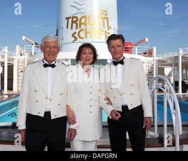 Acteurs Siegfried Rauch (L-R, en tant que capitaine Paulsen), Heide Keller (en tant que chef hôtesse Béatrice) et Nick Wilder (navire comme médecin Le Dr Sander) posent sur la terrasse de la piscine du bateau de croisière 'MS Deutschland' pour l'anniversaire de l'épisode pour le 30e anniversaire de 'Das Traumschiff' (le navire de rêve) à Hambourg, Allemagne, 20 août 2011. Le 65e voyage de la chaîne de télévision allemande ZDF (wil) Banque D'Images