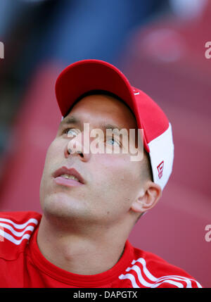 Cologne, Lukas Podolski blessé regarde le match comme il est assis sur le stand des spectateurs lors de la Bundesliga match de foot entre 1er FC Cologne et 1er FC Kaiserslautern au stade RheinEnergieStadion à Cologne, Allemagne, 20 août 2011. Photo : Rolf Vennenbernd Banque D'Images