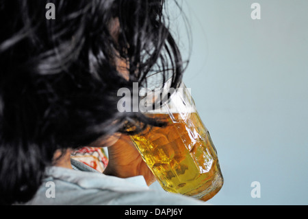 Adolescent boit de la bière Banque D'Images