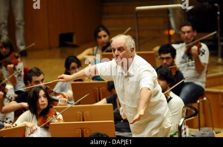 Répétition d'orchestre Daniel Barenboim avec le West-Eastern Divan Orchestra à Cologne, Allemagne, 23 août 2011. Du 23 au 28 août 2011, Barenboim dirigera la philharmonie en jouant l'ensemble des symphonies de Beethoven. Photo : Horst Galuschka Banque D'Images