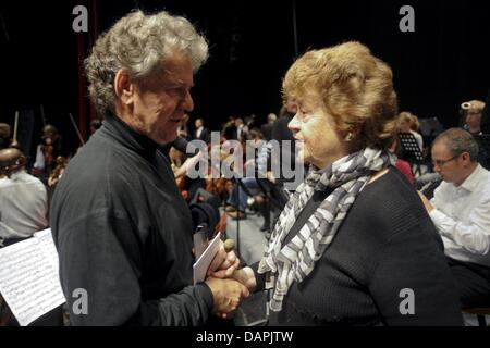 Gisela Timmermann (R), directeur de l'Mozarteum Argentino, parle à l'orchestre de l'Orchestre symphonique de Stuttgart Christophorus, Patrick Strub, à Buenos Aires, Argentine, 17 août 2011. Depuis 52 ans, le Mozarteum Argentino invite les orchestres, musiciens et compagnies de ballet pour le déjeuner 16 concerts par an. Directeur de l'organisme sans but lucratif Société est né à Hambourg et G Banque D'Images