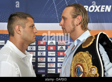 Boxeurs professionnels Sergei Liakhovich (L) du Bélarus et Robert Helenius de Finlande regarder dans les yeux lors d'une conférence de presse avant la WBA/WBO Intercontinental Heavyweight combat de championnat du monde à Erfurt, Allemagne, 24 août 2011. La WBA et WBO champion intercontinental Robert Helenius (Finlande) se battra le champion du monde WBO précédent Siarhei Liakhovich (Belar Banque D'Images