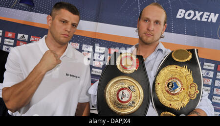 Boxeurs professionnels Sergei Liakhovich (L) du Bélarus et Robert Helenius de Finlande se tiennent près l'autre lors d'une conférence de presse avant la WBA/WBO Intercontinental Heavyweight combat de championnat du monde à Erfurt, Allemagne, 24 août 2011. La WBA et WBO champion intercontinental Robert Helenius (Finlande) se battra le champion du monde WBO précédent Siarhei Liakhovich (Bélarus) o Banque D'Images