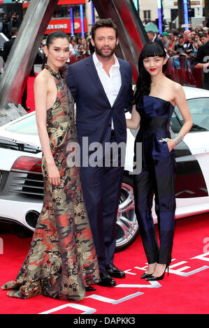 Londres, Royaume-Uni. 16 juillet, 2013. Tao Okamoto, Hugh Jackman et Rila Fukushima assister à la première de 'La France' Wolverine à l'Empire de Leicester Square, le 16 juillet 2013 à Londres, en Angleterre. Dpa : Crédit photo alliance/Alamy Live News Banque D'Images