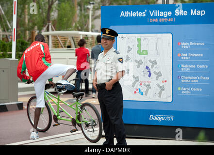 Un policier se tient devant une carte du village des athlètes à Daegu, en République de Corée, le 26 août 2011. Les Championnats du monde IAAF 2011 débutera le 27 août 2011. Photo : Bernd Thissen dpa Banque D'Images