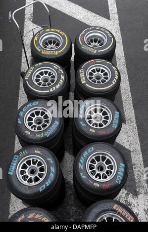 Différents types de pneus Pirelli sont empilés dans le paddock à la piste de course Circuit de Spa-Francorchamps près de Spa, Belgique, 26 août 2011. Le Grand Prix de Formule 1 de Belgique aura lieu le 28 août 2011. Photo : David Ebener dpa Banque D'Images