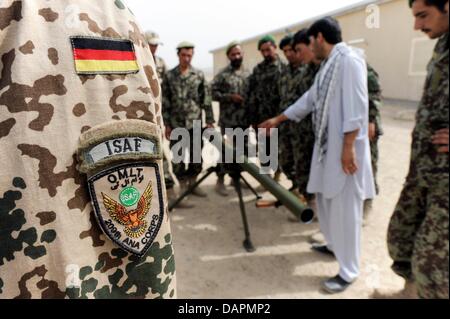 Soldaten der Afghanischen Nationalarmee (ANA) werden am Samstag (27.08.2011) Camp im nahe von Bundeswehrsoldaten Kundus Pamir un Waffen ausgebildet. Ein et de mentorat opérationnel (ELMO) Liasionteam Soldaten aus der FIAS-Truppen begleitet eine Einheit der Afghanischen Arrmee von der Ausbildung bis in den Kampfeinsatz. Nach dem vorgesehenden Abzug der FIAS-Kampftruppen im Jahr 2014 soll Banque D'Images