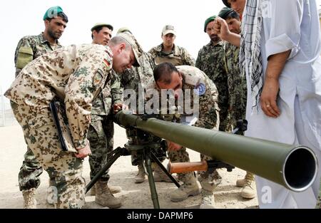 Soldaten der Afghanischen Nationalarmee (ANA) werden am Samstag (27.08.2011) Camp im nahe von Bundeswehrsoldaten Kundus Pamir un Waffen ausgebildet, hier une Panzerabwehrbüchse mit SA 9. Ein et de mentorat opérationnel (ELMO) Liasionteam Soldaten aus der FIAS-Truppen begleitet eine Einheit der Afghanischen Arrmee von der Ausbildung bis in den Kampfeinsatz. Nach dem vorgesehenden Abzug Banque D'Images