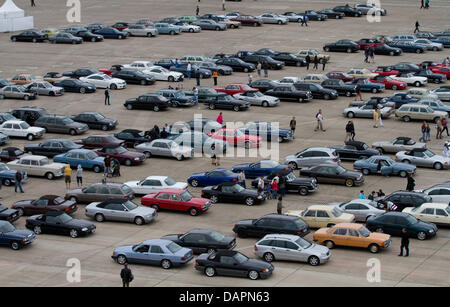 Divers modèles de Mercedes-Benz de diverses époques ne sont affichées à l'ancien aéroport de Tempelhof à Berlin, Allemagne, 27 août 2011. 'Mercedes-Benz et amis' 'célèbre 125 ans d'innovation" cette semaine. Autour de 1800 voitures seront exposées. Photo : HERBERT KNOSOWSKI Banque D'Images