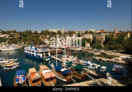 Türkei, Blick über den Yachthafen auf die Neustadt von Antalya Banque D'Images