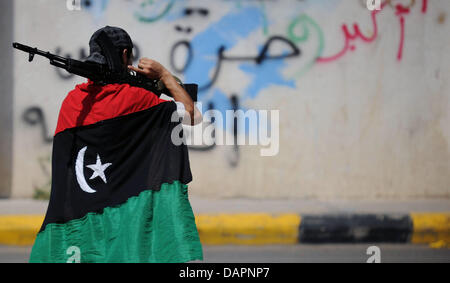 Un homme avec une arme à feu un checkpoint rebelles gardes le dimanche, 28 août 2011 à Tripoli, en Libye. Les rebelles libyens pourraient demander à des agents de police des pays arabes pour aider avec la situation de la sécurité en Libye, le chef de l'opposition libyenne a déclaré samedi. Foto : Hannibal dpa  + + +(c) afp - Bildfunk + + + Banque D'Images