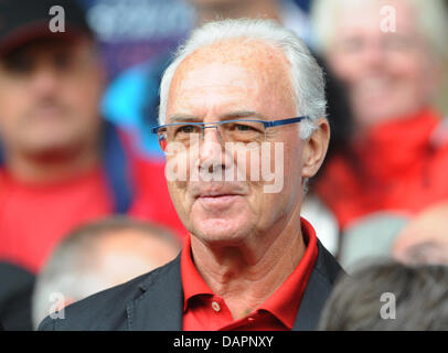 Franz Beckenbauer est assis dans les gradins pendant un match de football de la Bundesliga SC Freiburg vs VfL Wolfsburg au stade Badenova à Freiburg, Allemagne, 27 août 2011. Fribourg a gagné 3:0. Photo : Patrick Seeger Banque D'Images