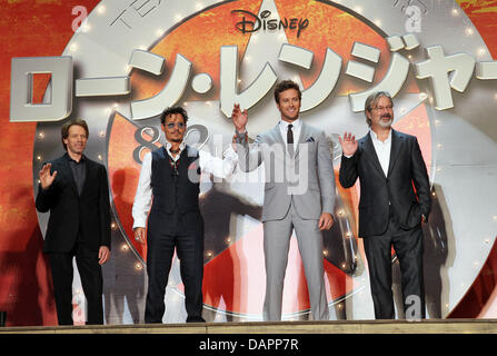 Tokyo, Japon. 17 juillet, 2013. (L-R) producteur Jerry Bruckheimer, Johnny Depp, Armie Hammer et directeur Gore Verbinski assister à la "The Lone Ranger" le Japon Première à Roppongi Hills le 17 juillet 2013 à Tokyo, Japon.Le film s'ouvre le 2 août au Japon. Koichi Kamoshida/crédit : Jana Press/ZUMAPRESS.com/Alamy Live News Banque D'Images