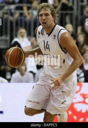 Joueur allemand Dirk Nowitzki dribble le ballon de basket-ball pendant le match amical Allemagne vs Macédoine à o2 World à Berlin, Allemagne, 28 août 2011. Photo : Herbert Knosowski Banque D'Images