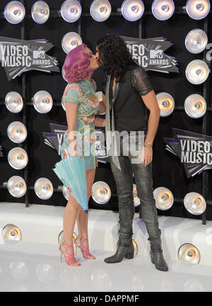 La chanteuse Katy Perry et son mari, l'acteur Russell Brand arrivent à la 28th Annual MTV Video Music Awards au Nokia Theatre L.A. Vivre à Los Angeles, USA, le 28. Août, 2011. Photo : Hubert Boesl Banque D'Images