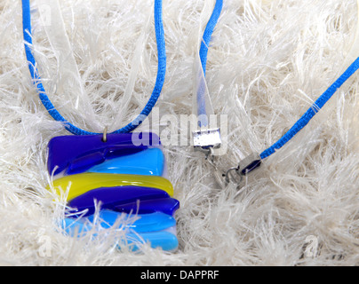 Collier artisan de fleurs en verre bleu sur l'écharpe blanche Banque D'Images