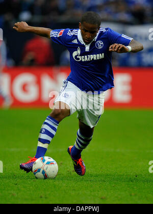 La Jefferson Farfan Schalke passe le ballon dans le match de football Bundesliga Schalke 04 vs Borussia Moenchengladbach à VeltinsArena à Gelsenkirchen, Allemagne, 28 août 2011. Schalke a gagné par 1-0. Photo : Marius Becker Banque D'Images