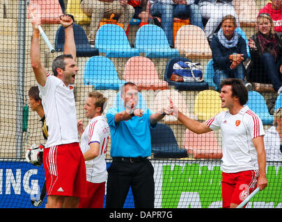 L'Angleterre Richard Mantell (L) célèbre avec Adam Dixon au cours de l'EuroHockey Nations Championship troisième finale match Belgique vs Angleterre à Hockey-Park à Moenchengladbach, Allemagne, 28 août 2011. L'Angleterre a gagné par 2-1. Photo : Roland Weihrauch Banque D'Images