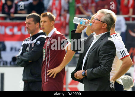 L'entraîneur-chef de Munich Jupp Heynckes (R) et Kaiserslautern entraîneur en chef Marco Kurz (L) stand à la ligne de côté au cours de la Bundesliga match entre FC Kaiserslautern et le Bayern de Munich au Fritz-Walter-Stadium, à Kaiserslautern, Allemagne, 27 août 2011. Photo : THOMAS FREY Banque D'Images