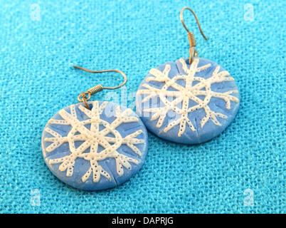 Boucles d'argile dans le style d'hiver sur fond bleu fait main Banque D'Images