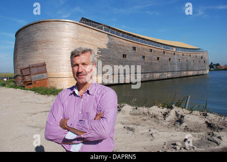 Johan Huibers pose devant sa version de l'arche de Noé à l'embarcadère, Dordrecht, Pays-Bas, 22 août 2011. L'histoire de Noé et son arche a toujours fasciné les 52 ans, le néerlandais. Le déluge de Noé hanté même un de ses rêves en 1992. Il a alors décidé de construire une arche au cas où. Photo : Thomas Burmeister Banque D'Images