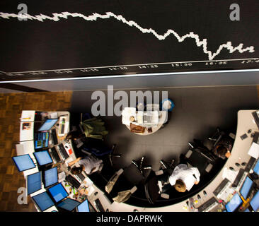 Fichier - une archive photo datée du 10 août 2011 montre l'indice allemand DAX à part la bourse de Frankfurt am Main, Allemagne. Rumeurs sur la solvabilité de la France a provoqué des turbulences sur les marchés boursiers. Le Centre pour la recherche économique européenne (ZEW) a publié ses prévisions économiques le 23 août 2011. Photo : Frank Rumpenhorst Banque D'Images