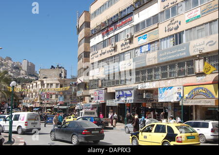 Fichier - une archive photo datée du 17 mars 2011 présente le centre-ville de Naplouse, dans les territoires palestiniens. La ville palestinienne dans le nord de la Cisjordanie a une population de 120 000. Les marchés, les vendeurs de rue et les bazars caractérisent encore la vie de tous les jours à Naplouse mais aussi de nombreux fournisseurs de services financiers, des établissements de crédit et la Palestine Exchange peut être trouvé ici. Photo : l'Homme Banque D'Images