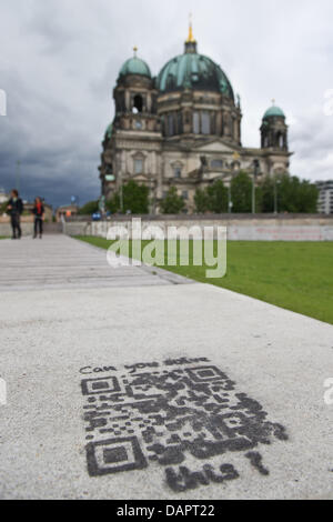 Un soi-disant code QR (Quick Response') est écrit sur le sol à la place du palais à Berlin, Allemagne, 30 août 2011. Des militants des droits de l'homme d'utiliser ces codes et la question "Pouvez-vous résoudre cela ?' d'appeler sur les hommes politiques et d'attirer l'attention sur les problèmes d'éducation en Iran. Dès qu'on utilise son smartphone et le logiciel correspondant et prend une photo du code la campagne' Banque D'Images