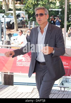 L'acteur et réalisateur américain George Clooney arrive pour la conférence de presse de "Les ides de mars" au cours de la 68e Festival International du Film de Venise, la Mostra Internationale d'Arte Cinematografica, au Palazzo del Casino de Venise, Italie, le 31 août 2011. Photo : Hubert Boesl Banque D'Images